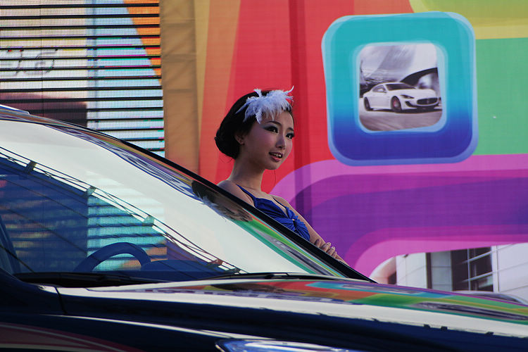 �����и���Ů