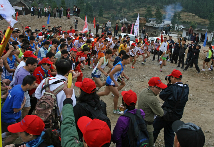 ��������������ص���ʹ����������ɽ�������㽶������ǹ��ͼ��ǰ�氢���־ٵĻ�ɫ���壩������