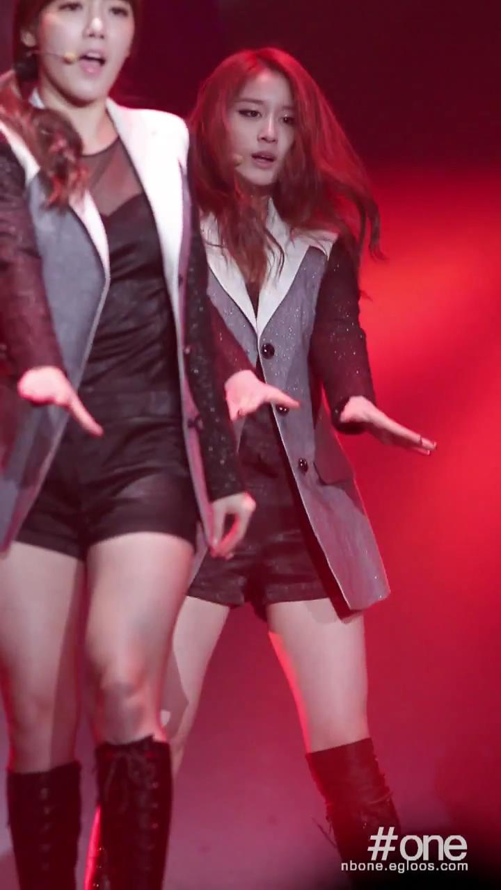 [www.1up.com]_111227_Davichi_Concert-Cry_Cry_Jiyeon(T-ara)cut_2011123121143.jpg