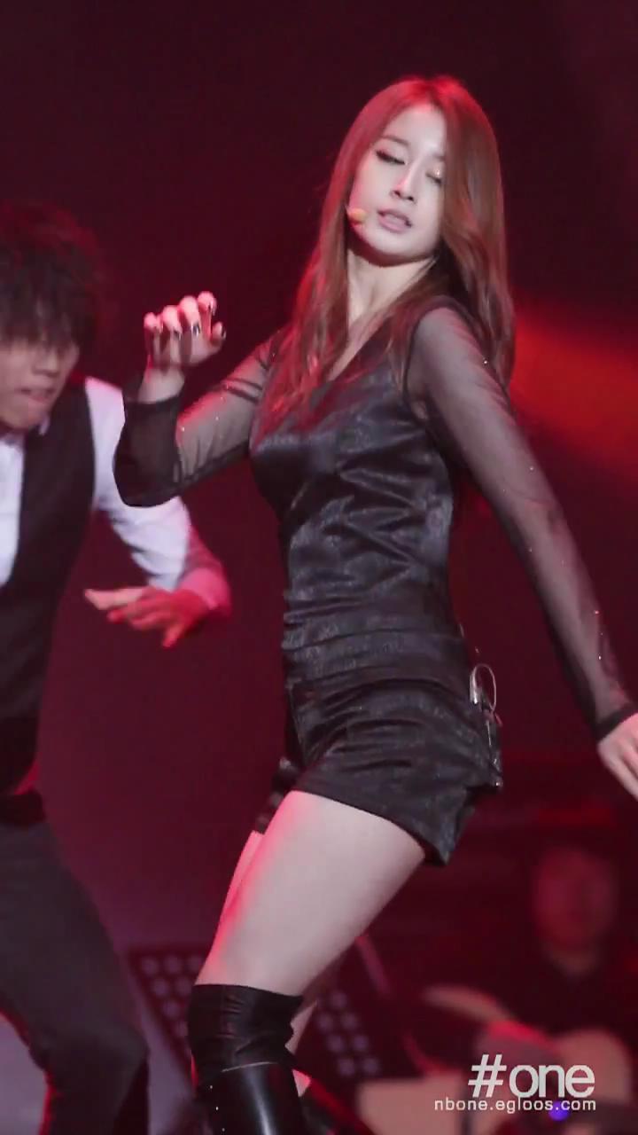 [www.1up.com]_111227_Davichi_Concert-Cry_Cry_Jiyeon(T-ara)cut_2011123121182.jpg