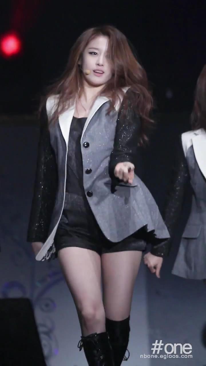[www.1up.com]_111227_Davichi_Concert-Cry_Cry_Jiyeon(T-ara)cut_20111231211020.jpg