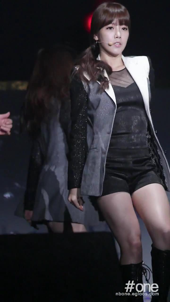 [www.1up.com]_111227_Davichi_Concert-Cry_Cry_Jiyeon(T-ara)cut_20111231211039.jpg