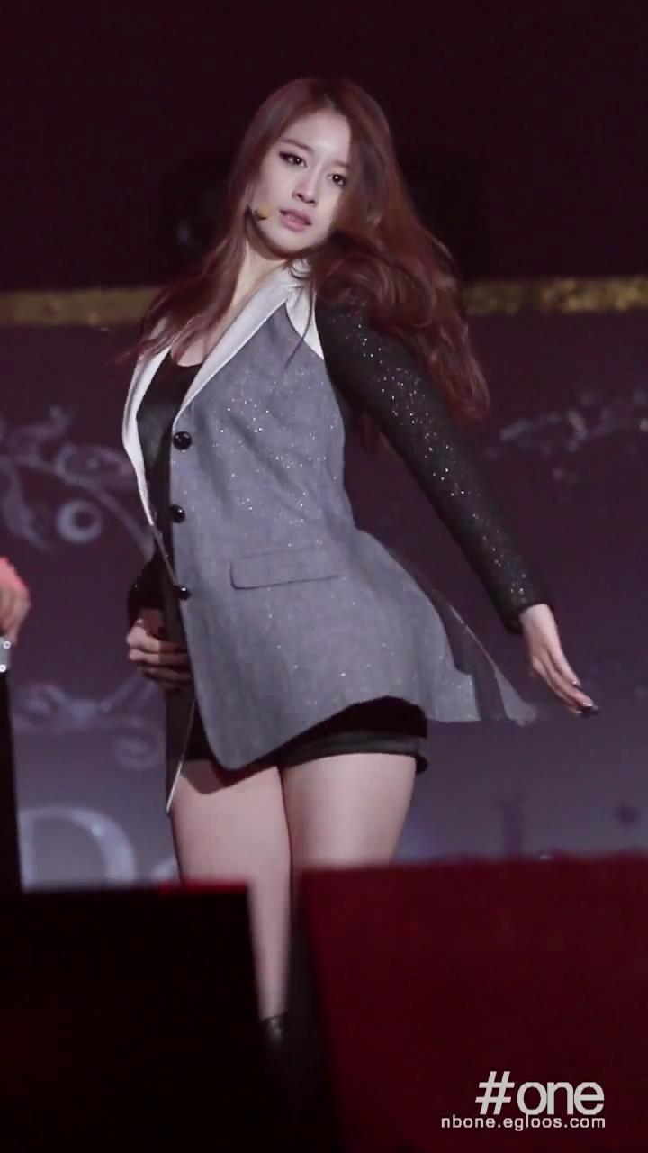 [www.1up.com]_111227_Davichi_Concert-Cry_Cry_Jiyeon(T-ara)cut_20111231211216.jpg