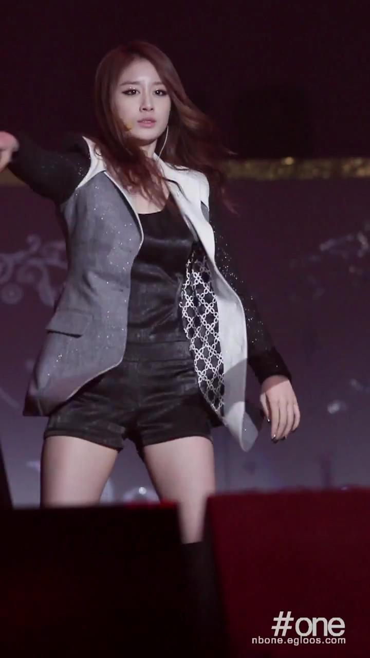 [www.1up.com]_111227_Davichi_Concert-Cry_Cry_Jiyeon(T-ara)cut_20111231211222.jpg