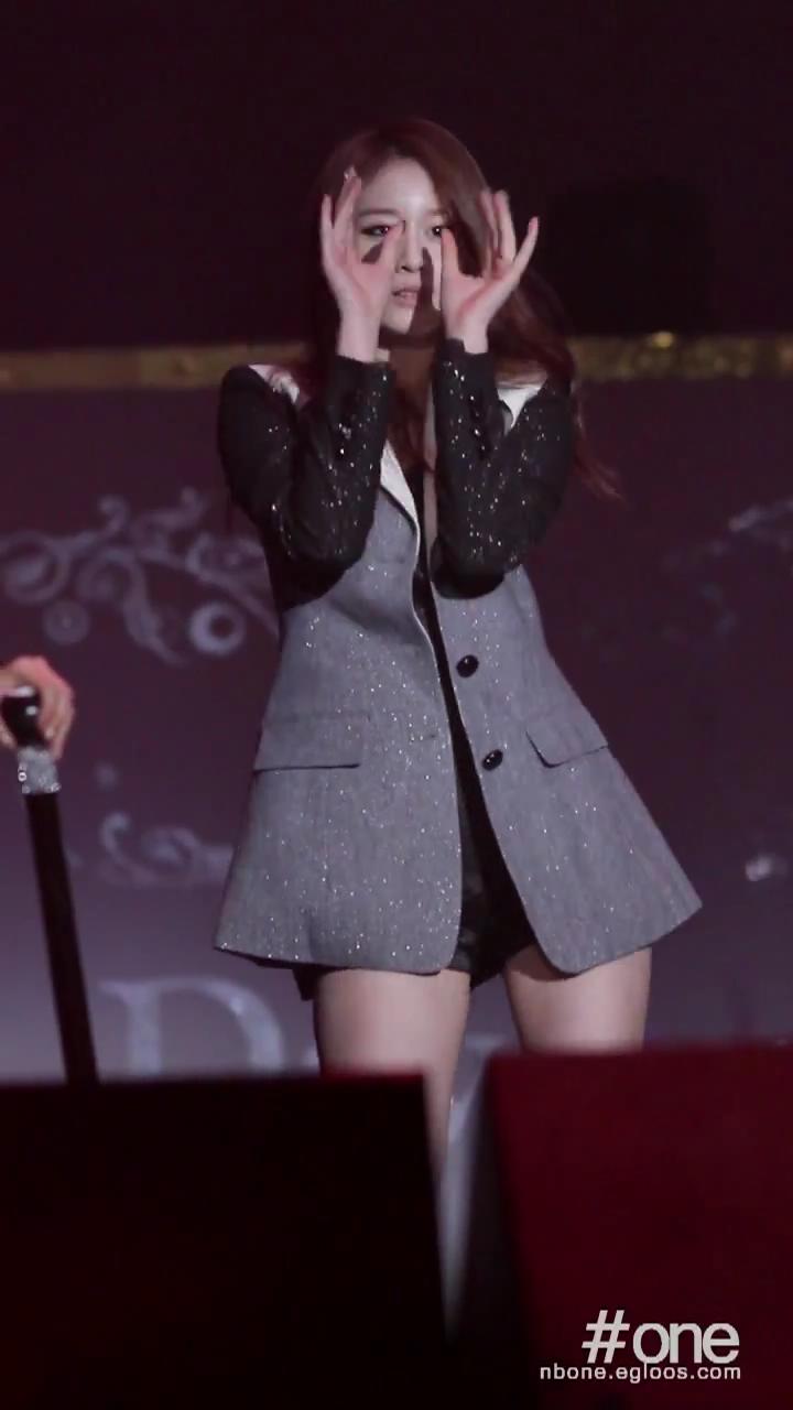 [www.1up.com]_111227_Davichi_Concert-Cry_Cry_Jiyeon(T-ara)cut_20111231211231.jpg