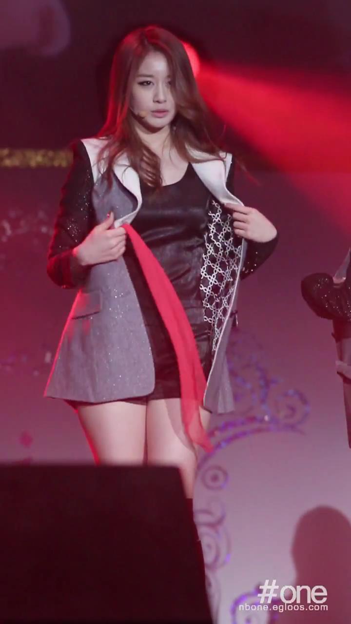 [www.1up.com]_111227_Davichi_Concert-Cry_Cry_Jiyeon(T-ara)cut_20111231211510.jpg