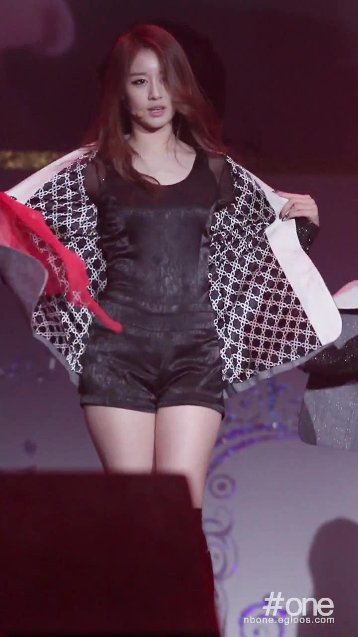 [www.1up.com]_111227_Davichi_Concert-Cry_Cry_Jiyeon(T-ara)cut_20111231211516.jpg