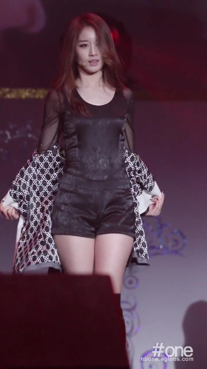 [www.1up.com]_111227_Davichi_Concert-Cry_Cry_Jiyeon(T-ara)cut_20111231211528.jpg