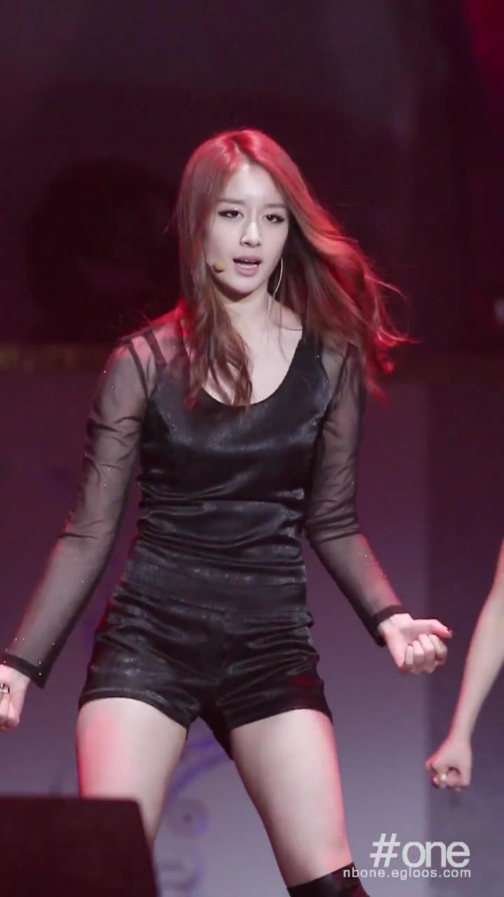 [www.1up.com]_111227_Davichi_Concert-Cry_Cry_Jiyeon(T-ara)cut_20111231211635.jpg