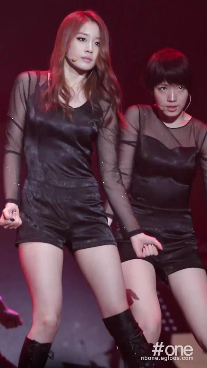 [www.1up.com]_111227_Davichi_Concert-Cry_Cry_Jiyeon(T-ara)cut_20111231211749.jpg