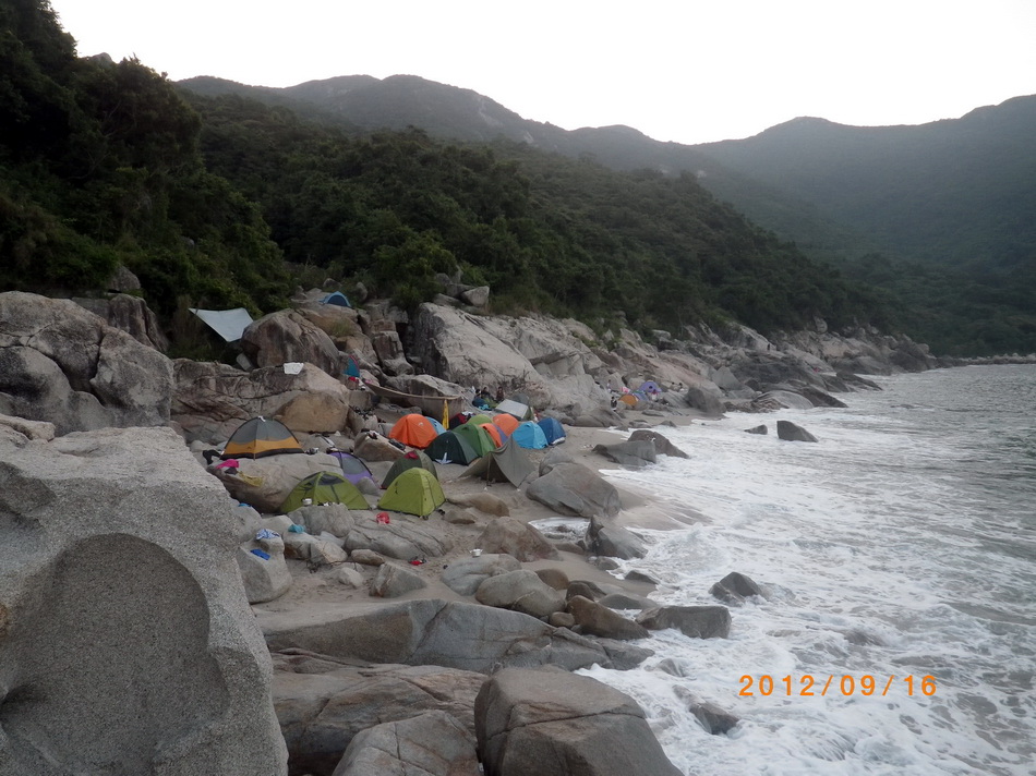 ֻ��Լ��ʮ�׿���ɳ̲�������е�ˮ��