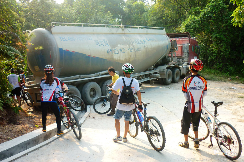 ���±�̫�죬��ʱ�������ⷢ����һ����ˮ�೵����·ɣ