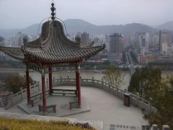 �ƺӱߵİ���ɽ��԰������ˡ�