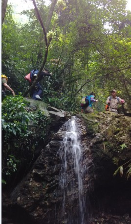 һ·�϶��Ƿ�ɽ��ˮ