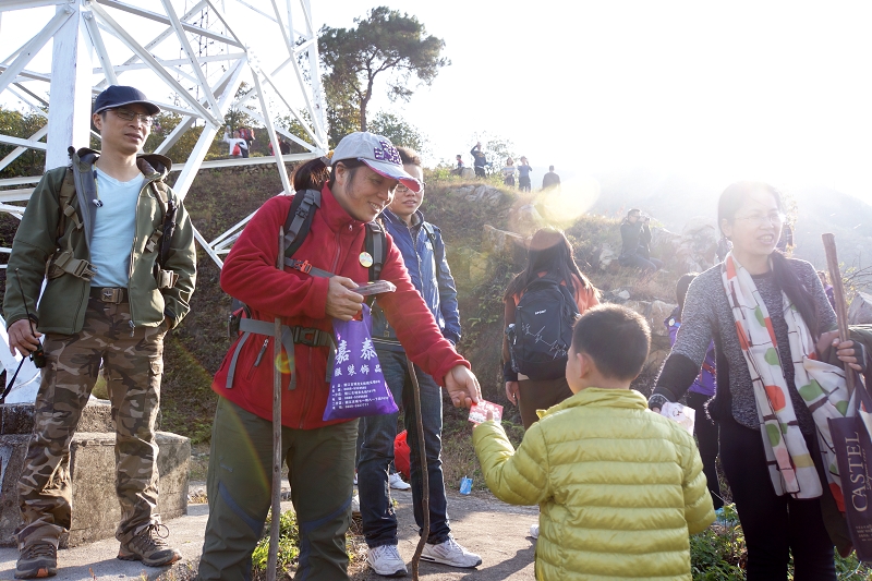 ��ɽ��������Ⱥ�ɷ����Ǹ�С���ѡ�