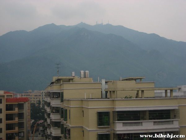 �ڸ�¥���������ʵİ�Ƭɽ