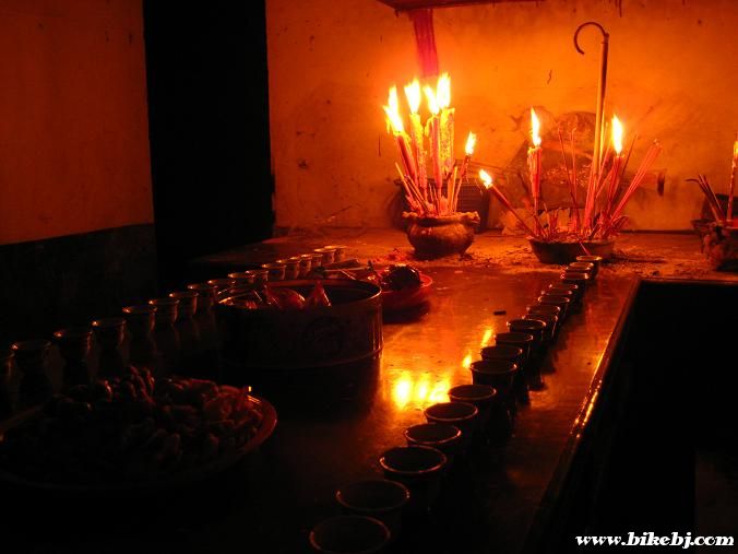 ��������ȼ��ֽǮ���ϵ�ӭ������ǰ������