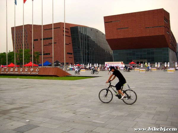 �˻�ڰ��ƹ��ʻ�չ���ľ���