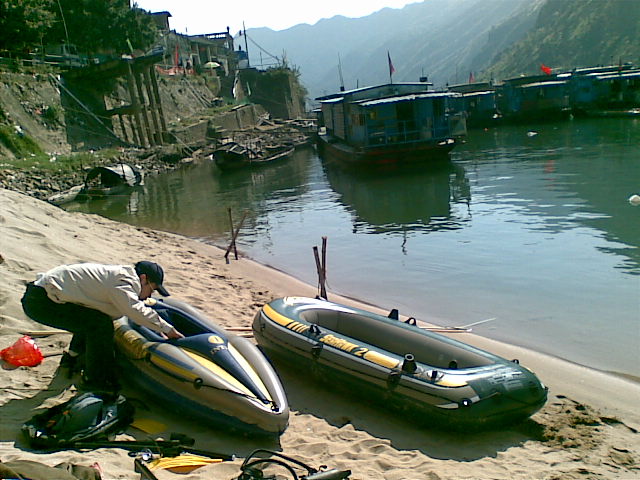 �ڰ�����ͷ,��װ��ͧ,���߲�����Ⱥ��Χ��.