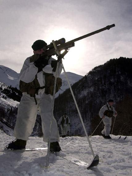 Ӣ���ʼҺ���½ս��Աʹ��AWM��ϰ���