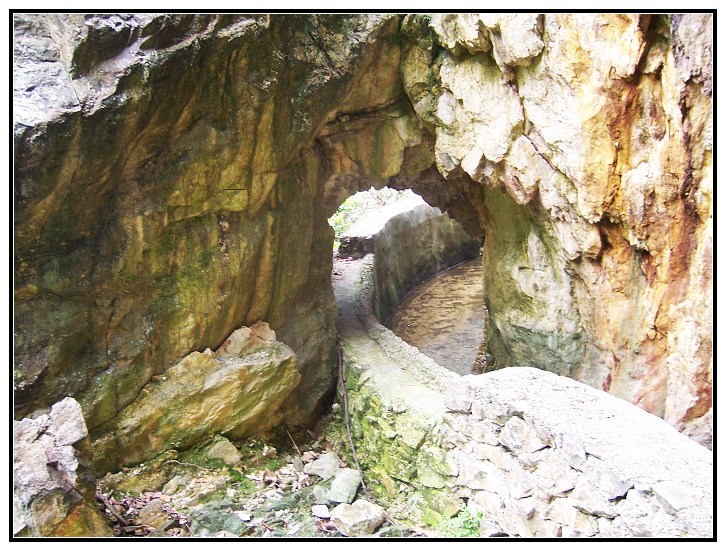 11 �ߴ���һС��·.jpg