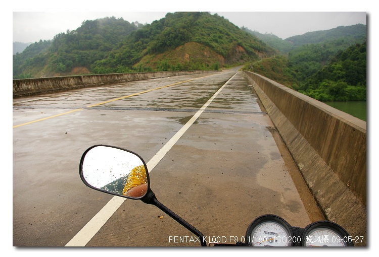 ͻ���ı������һ���ʪ͸����ʼ�˼��ѵ���ʯ·�ó�