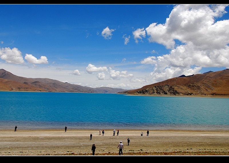 ����׿Ӻ����������Ϊ�����ء���λ��ɽ�ϵ������˿����أ����溣��4441�ף�������130ǧ�ף��ϱ���70ǧ�ף� ...