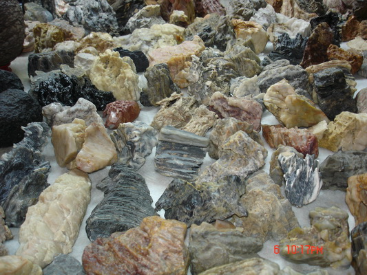 δ�������Ļƺ�ʯ