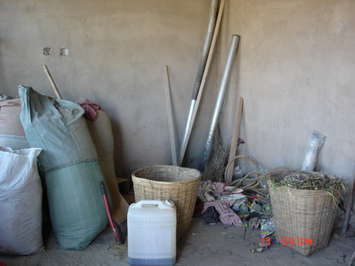 ���̵���һ����ũ�ߺ���ʳ�ֿ⡣