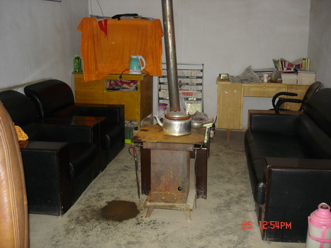 У���칫�ң��������Ϻڵ�һƬ�𣿾���©ˮ������һ���ط�