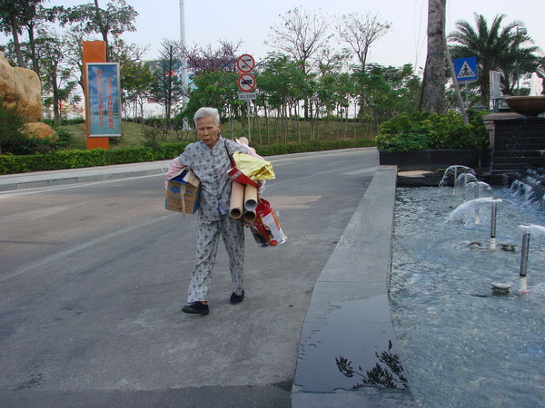 �ڵȴ��У��ҿ�����һ�������Ǹ���İ��ţ��Ѿ��ڱ����ӱ�ʰ�Ż����ˡ�