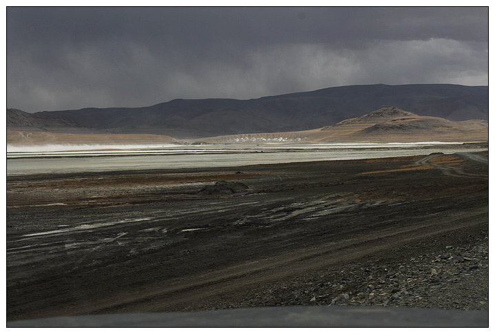 �����ݲ��룬��ˮ��Ӧ�ö����Σ����汻��֪����ˮ��Ⱦ�ɺ�ɫ